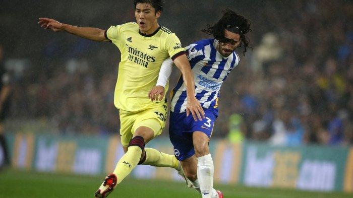 Bek Arsenal asal Jepang, Takehiro Tomiyasu (kiri) berduel dengan pemain Brighton di Liga Inggris, 2 Oktober 2021 lalu.