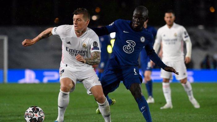 Penyerang Prancis Real Madrid Karim Benzema bersaing dengan bek Chelsea asal Brazil Thiago Silva (kanan) selama pertandingan sepak bola leg pertama semifinal Liga Champions UEFA antara Real Madrid dan Chelsea di stadion Alfredo di Stefano di Valdebebas, di pinggiran Madrid, pada April 27, 2021.
PIERRE-PHILIPPE MARCOU / AFP

Gelandang Jerman Real Madrid Toni Kroos (kiri) bersaing dengan gelandang Prancis Chelsea N'Golo Kante selama pertandingan sepak bola leg pertama semifinal Liga Champions UEFA antara Real Madrid dan Chelsea di stadion Alfredo di Stefano di Valdebebas, di pinggiran Madrid, pada 27 April 2021.
PIERRE-PHILIPPE MARCOU / AFP

Gelandang Chelsea asal Jerman Kai Havertz (kiri) bersaing dengan bek Prancis Real Madrid Raphael Varane selama pertandingan sepak bola leg pertama semifinal Liga Champions UEFA antara Real Madrid dan Chelsea di stadion Alfredo di Stefano di Valdebebas, di pinggiran Madrid, pada April 27, 2021.
PIERRE-PHILIPPE MARCOU / AFP

Bek Chelsea dari Denmark Andreas Christensen (kanan) menantang penyerang Belgia Real Madrid Eden Hazard selama pertandingan sepak bola leg pertama semifinal Liga Champions UEFA antara Real Madrid dan Chelsea di stadion Alfredo di Stefano di Valdebebas, di pinggiran Madrid, pada 27 April , 2021.
JAVIER SORIANO / AFP

Toni Kroos dan N'Golo Kante di leg pertama semifinal Liga Champions Real Madrid vs Chelsea di stadion Alfredo di Stefano di Valdebebas, di pinggiran Madrid, pada 27 April 2021.