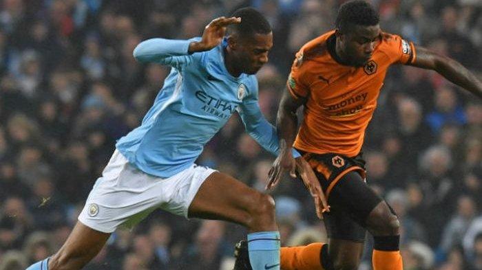 Tosin Adarabioyo (kiri) saat masih di Manchester City ketika melawan Wolverhampton di Etihad Stadium pada 24 Oktober 2017