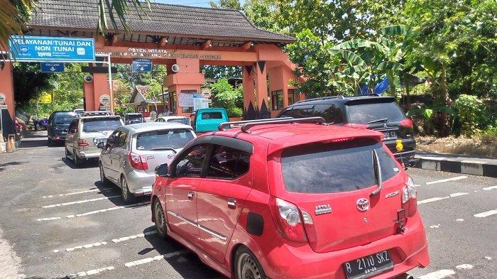 ANTRE KENDARAAN: Kendaraan pelat Luar daerah mengantre tiket untuk masuk ke kawasan Pantai di TPR Pantai Baron, Selasa (1/4/2025)