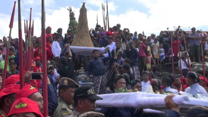 Upacara adat tradisional Labuhan Pakualaman digelar di Pantai Glagah, Minggu (1/10/2017). Sejumlah barang pribadi Paku Alam X dilarung ke laut dalam acara tersebut. Masyarakat secara antusias memadati kawasan pantai tersebut untuk menyaksikannya.