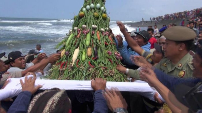 Upacara adat tradisional Labuhan Pakualaman digelar di Pantai Glagah, Minggu (1/10/2017). Sejumlah barang pribadi Paku Alam X dilarung ke laut dalam acara tersebut. Masyarakat secara antusias memadati kawasan pantai tersebut untuk menyaksikannya.