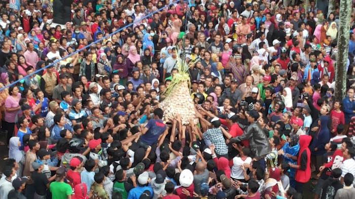 Ribuan warga memadati sebidang tanah lapang di samping kompleks makam Ki Ageng Wonolelo, di Dukuh Pondok, Widodomartani, Ngemplak, Jumat (28/11/2014) sore. 