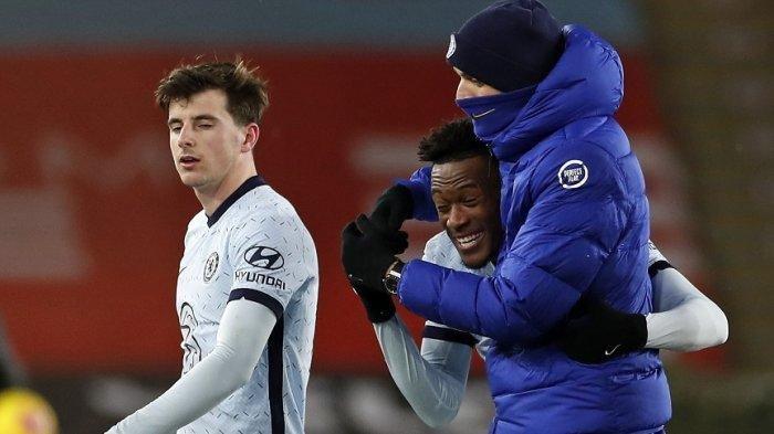 Chelsea tawar Erling Haaland dengan skema barter dengan Tammy Abraham atau Callum Hudson-Odoi, tetapi Dortmund menolak. (foto dok. Pelatih Chelsea Thomas Tuchel memeluk gelandang Callum Hudson-Odoi (tengah) di akhir pertandingan selama pertandingan sepak bola Liga Inggris antara Sheffield United dan Chelsea di Bramall Lane di Sheffield, Senin 8 Februari, 2021. Chelsea memenang 2-1.)