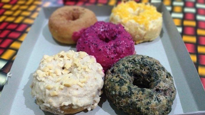 Varian donat kentang Yonana dengan topping sayur dan buah