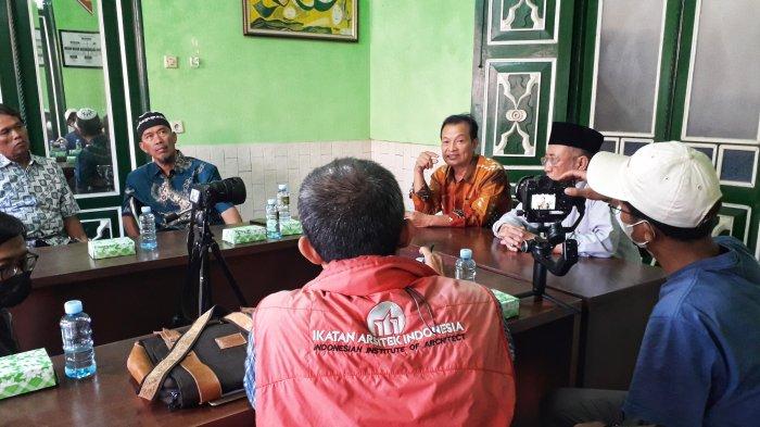 Kunjungan ke kantor Pimpinan Cabang Muhammadiyah (PCM) Kotagede Jl. Mondorakan No. 47, Kotagede. Pengurus PCM sedang menjelaskan sejarah dan riwayat pelestariannya
