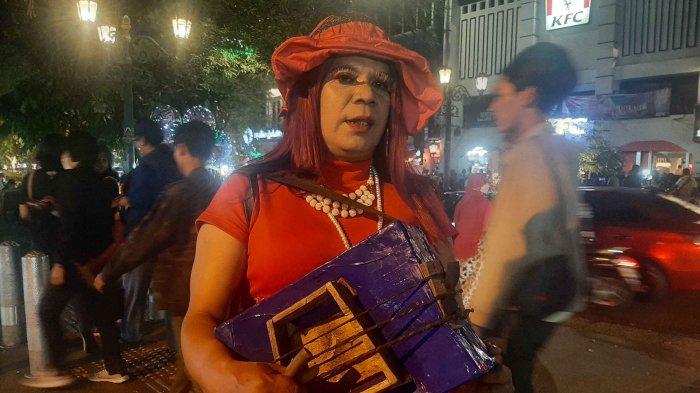 KISAH Wikwik Ambyar, Pengamen Waria Malioboro yang Viral di Media ...