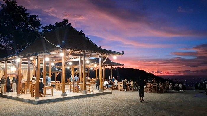 WISATA BANTUL: Suasana sunset dan city light dari Angkringan Sultan di Bukit Cempluk, Kalurahan Mangunan, Kapewon Dlingo, Kabupaten Bantul, DI Yogyakarta, belum lama ini.