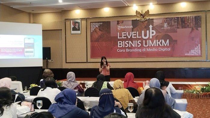 PELATIHAN - Puluhan pelaku UMKM mengikuti workshop Cenderaloka di Hotel Royal Darmo Yogyakarta, Kamis (24/04/2025) .