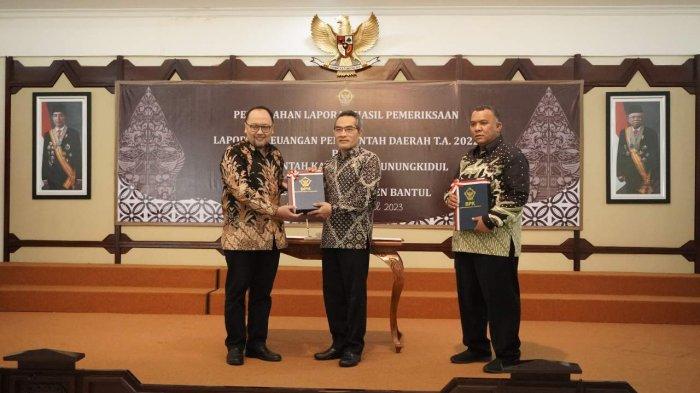 Bupati Bantul Abdul Halim Muslih dan Ketua DPRD Bantul Hanung Raharjo menerima penghargaan Opini Wajar Tanpa Pengecualian atas Laporan Pemeriksaan Keuangan Pemkab BPK, Rabu (12/4/2023).