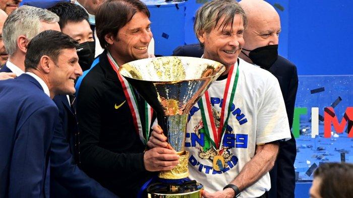 Wakil Presiden Inter Milan Javier Zanetti, Presiden Inter Milan Steven Zhang, pelatih Inter Milan Italia Antonio Conte, Koordinator Olahraga Inter Milan Gabriele Oriali dan CEO Inter Milan Giuseppe Marotta memegang Trofi Scudetto saat para pemain dan staf Inter merayakan kemenangan Serie Kejuaraan 2020-2021 setelah pertandingan sepak bola Serie A Italia terakhir mereka Inter Milan vs Udinese pada 23 Mei 2021 di stadion San Siro di Milan.