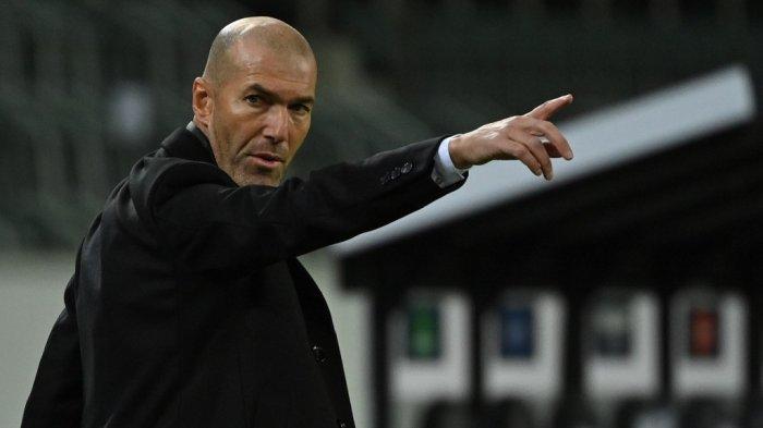 Pelatih Prancis Real Madrid Zinedine Zidane bereaksi dari pinggir lapangan selama pertandingan sepak bola grup B Liga Champions UEFA Borussia Moenchengladbach v Real Madrid di Moenchengladbach, Jerman barat pada 27 Oktober 2020.