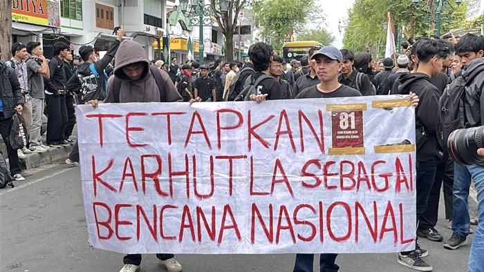 Mahasiswa dan Rakyat Sipil Turun ke Jalan, laksanakan Long March dari Malioboro Menuju Titik Nol Km Jogja