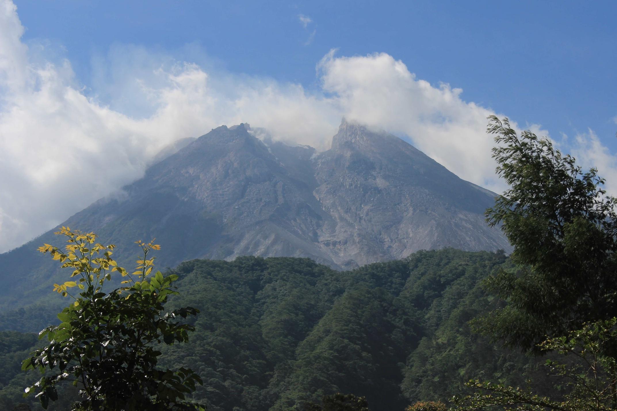 UPDATE Gunung Merapi 26 Desember 2023: Teramati 5 Kali Guguran Lava ke ...