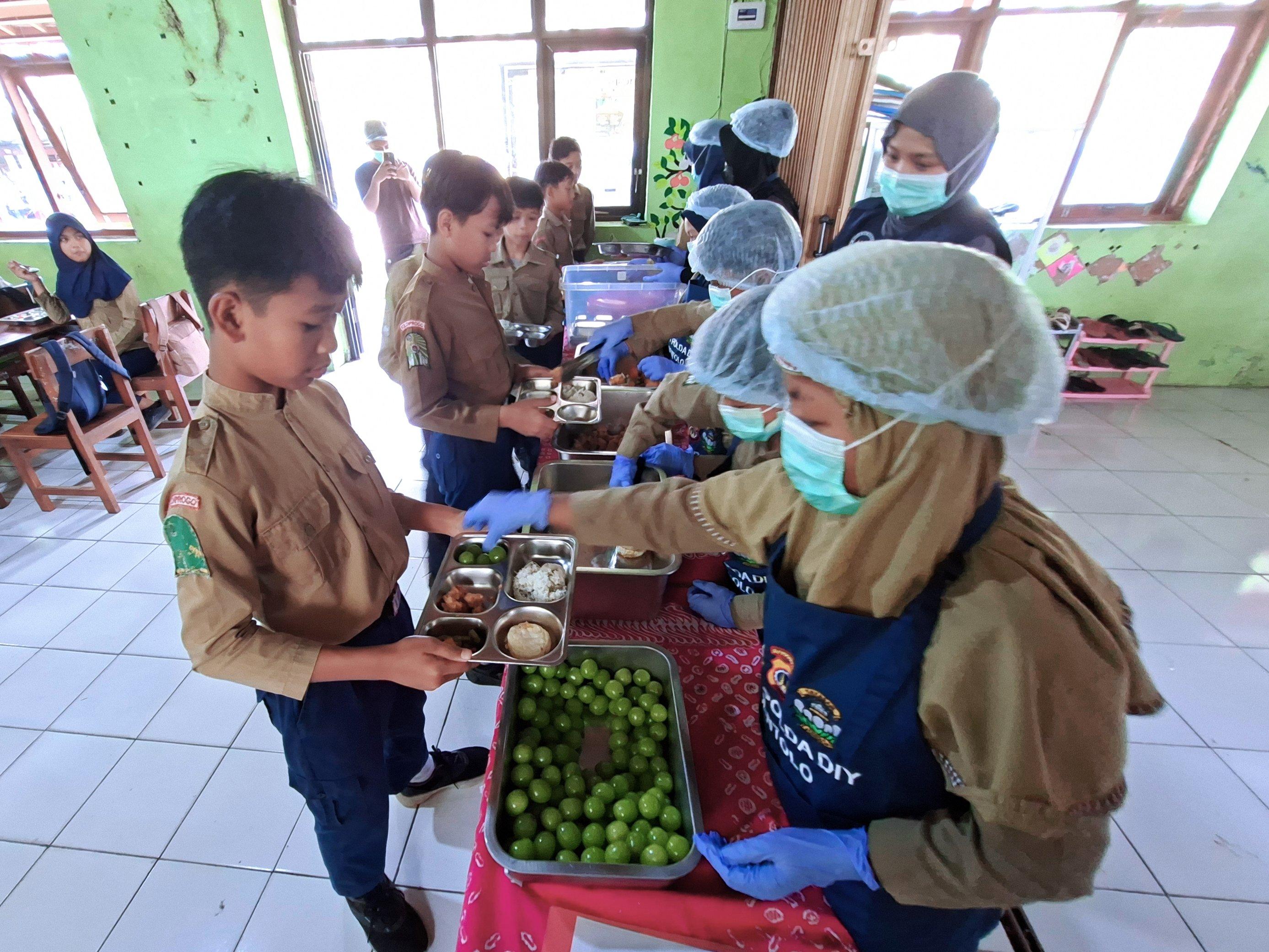 Wagub Jateng Ingatkan MBG Prasmanan Jangan Ganggu KBM