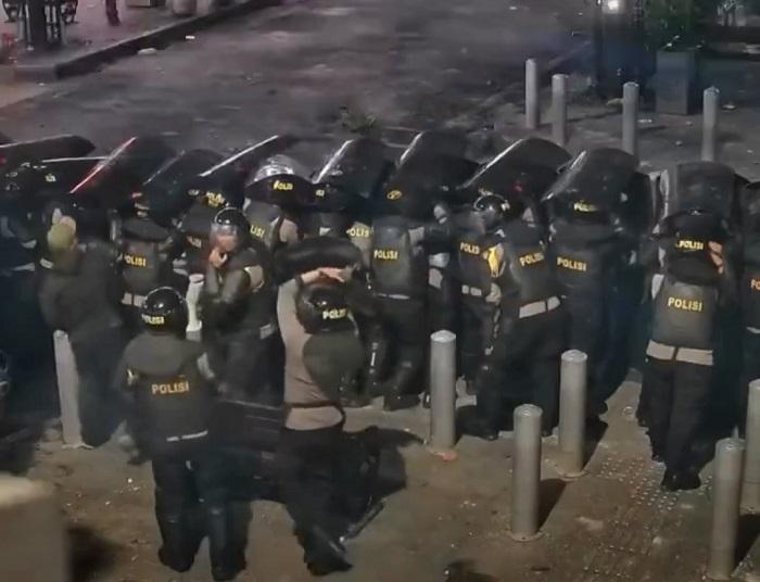 Geger! Video Pelempar Sembunyi di Barikade Polisi, JPW Bongkar Pelanggaran SOP
