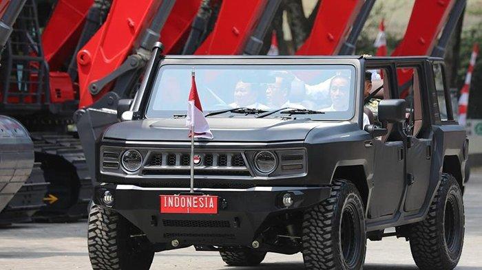 Menhan Prabowo saat sopiri Presiden Jokowi di pabrik PT Pindad, Bandung, Jawa Barat.