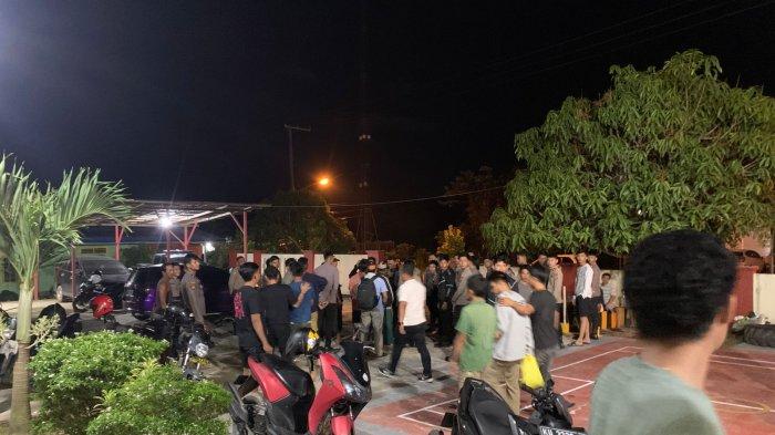 OKNUM POLISI TERLIBAT- Suasana saat penangkapan pengedar narkoba di Mako Polsek Sesayap Hilir, Jl Agis Bulak, Sesayap, Kecamatan Sesayap Hilir, Kabupaten Tana Tidung , Kaltara, Rabu (7/5/2025). Diduga oknum polisi ikut terlibat.