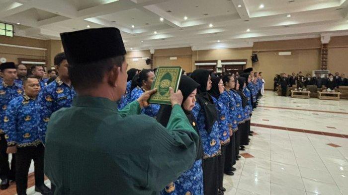 PESAN KE PPPK - Ilustrasi saat pelantikan ratusan pendaftar CPNS dan PPPK Malinau 2024 di Kantor Bupati Malinau, Kalimantan Utara, Rabu (23/4/2025). Pelaksana Tugas (Plt) Kepala Badan Kepegawaian Daerah ( BKD ) Kalimantan Utara ( Kaltara ), Andi Amriampa, beri enam pesan khusus kepada 1.197 Pegawai Pemerintah dengan Perjanjian Kerja ( PPPK ) yang akan dilantik pada Senin 23 Juni 2025 besok.