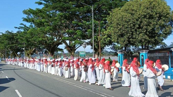 SAMBUT TAHUN BARU ISLAM - Pawai ta'aruf menyambut Tahun Baru Islam 1 Muharam 1447 hijriah di Tanjung Selor, Sabtu (28/06/2025). Ribuan peserta, dari kalangan pelajar, perwakilan organisasi perangkat daerah di Lingkup Pemerintah Kabupaten (Pemkab) Bulungan, organisasi masyarakat, majelis taklim dan perwakilan masjid, turut memeriahkan pawai. (Tribunkaltara.com/Edy Nugroho)