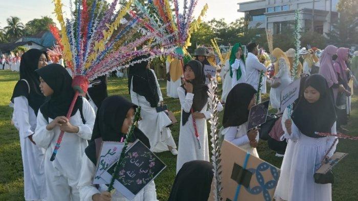 SAMBUT TAHUN BARU ISLAM - Pawai ta'aruf menyambut Tahun Baru Islam 1 Muharam 1447 hijriah di Tanjung Selor, Sabtu (28/06/2025). Ribuan peserta, dari kalangan pelajar, perwakilan organisasi perangkat daerah di Lingkup Pemerintah Kabupaten (Pemkab) Bulungan, organisasi masyarakat, majelis taklim dan perwakilan masjid, turut memeriahkan pawai. (Tribunkaltara.com/Edy Nugroho)