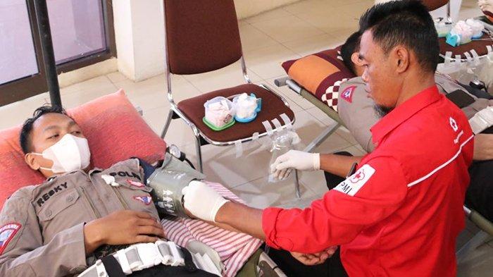 Ditlantas Polda Kaltara saat menggelar donor darah dalam rangka Hari Lalu Lintas Bhayangkara ke-68.