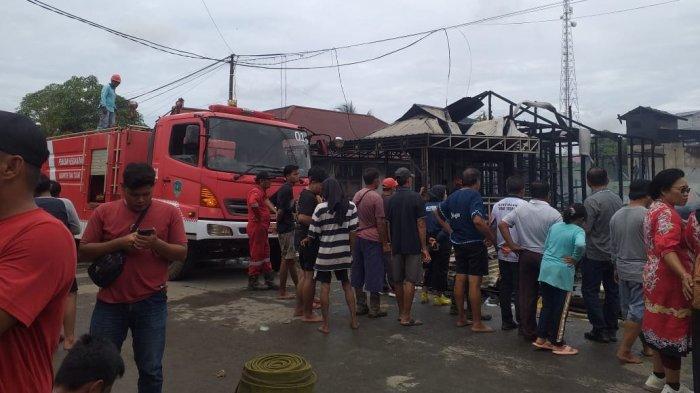 50 Personil Damkar Dikerahkan untuk Memadamkan Api saat Kebakaran di Desa Sesayap, Jum'at (12/7/2024). (TribunKaltara.com/Rismayanti)