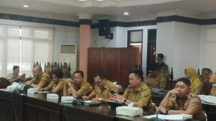 Ferry Hartono, salah seorang ASN fungsional  bersama rekan-rekan ASN lainnya yang ikut masuk dalam list PJ Wali Kota Tarakan untuk dibatalkan  SK pengangkatan jabatannya saat memaparkan kondisi yang terjadi di hadapan  pimpinan sementara dan anggota DPRD Kota Tarakan, Senin (9/9/2024).