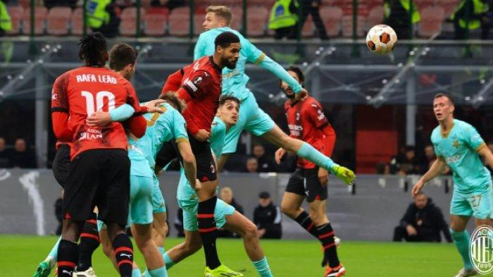 Duel pemain AC Milan melawan Slavia Praha pada leg pertama babak 16 besar Liga Europa.