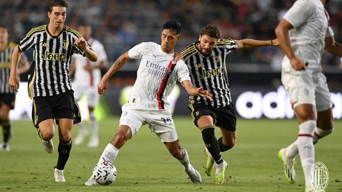 Duel pemain AC Milan, Tijjani Reijnders dengan pemain Juventus di laga uji coba, Jumat (28/7/2023) - Pemain keturunan Indonesia itu tampil impresif di pertandingan tersebut.