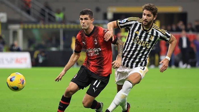 Christian Pulisic dan Manuel Locatelli berduel pada laga AC Milan vs Juventus, giornata 9 Liga Italia Serie A, di Stadion San Siro, Senin (23/10/2023).