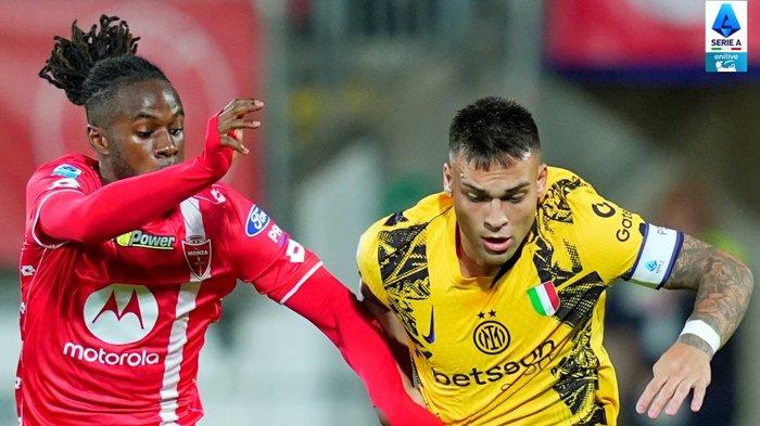 Penyerang Inter Milan, Lautaro Martinez (jersey kuning) mendapat penjagaan ketat dari pemain AC Monza, Warren Bondo, pada pertandingan giornata 4 Liga Italia Serie A di Stadion U-Power, Senin (16/9/2024).