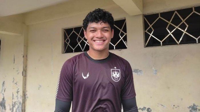 ADI SATRYO CEDERA - Adi Satryo saat ditemui usai latihan di Stadion Citarum Semarang, Selasa (24/1/2023). PSIS Semarang dapat kabar buruk jelang duel PSM Makassar di Liga 1, kiper Mahesa Jenar yakni Adi Satryo dilaporkan alami cedera dan harus menepi.