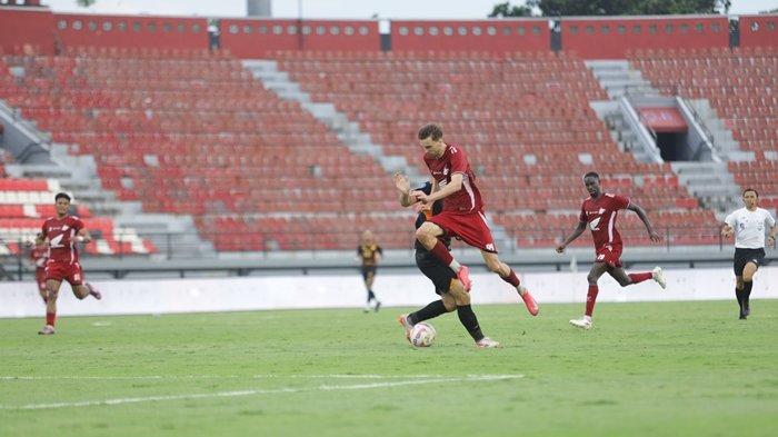 AKSI NERMIN HALJETA - Striker PSM Makassar Nermin Haljeta saat menggiring bola lewati pemain Persija Jakarta dalam lanjutan Liga 1 di Stadion Kapten I Wayan Dipta Bali, pada Minggu 23 Februari 2025. Simak susunan pemain Cong An Hanoi atau CAHN vs PSM Makassar di leg pertama semifinal ASEAN Club Championship, terlihat Bernardo Tavares andalkan Nermin Haljeta di lini depan Juku Eja.