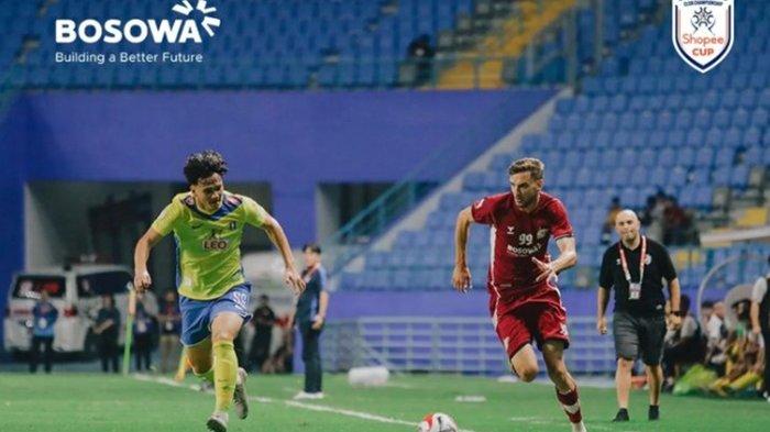 AKSI Nermin Haljeta (merah) striker PSM Makassar saat   lawan BG Pathum United 