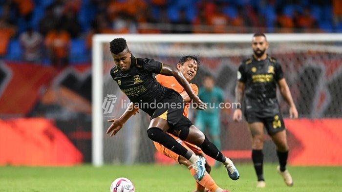 AKSI geladang Madura United, Jaja (depan) saat duel Borneo FC. Pelatih sementara Madura United Rakhmat Basuki yang bongkar kunci sehingga Laskar Sapeh Kerrab sukses permalukan Borneo FC di leg kedua semifinal championship series Liga 1.