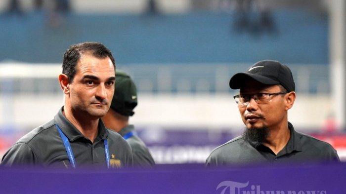 ALASAN GILBERT AGIUS - Pelatih PSIS Semarang, Gilbert Agius (kiri) dan asistennya, M Ridwan dalam laga lanjutan Liga 1 2022/2023 antara PSIS Semarang melawan PSM Makassar di Stadion Jatidiri, Kota Semarang, Jawa Tengah, Kamis (6/4/2023) malam. Simak alasan pelatih PSIS Semarang Gilbert Agius seusai tim berjuluk Mahesa Jenar itu tak bisa libas PSM Makassar, kini Arema FC ujian berikutnya di Liga 1.