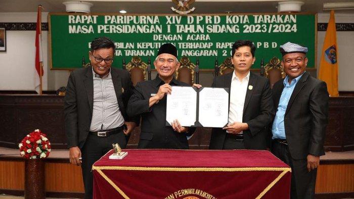 Wali Kota Tarakan bersama Ketua DPRD Kota Tarakan melaksanakan penandatanganan terhadap pengambilan keputusan terhadap Ranperda yang diparipurnakan pada Selasa (28/11/2023).