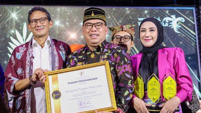 Pj Bupati PPU Makmur Marbun menerima penghargaan dari Menteri Pariwisata dan Ekonomi Kreatif Sandiaga Uno di acara Malam Puncak APPI 2024 yang digelar di Balairung Soesilo Soedarman, Gedung Sapta Pesona, Jakarta, Senin (9/09/2024). (HO/HUMAS PEMKAB PPU)