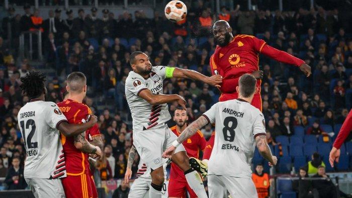 Duel pemain AS Roma melawan Bayer Leverkusen dalam pertandingan semifinal Liga Europa di Stadio Olimpico, Jumat (3/5/2024).