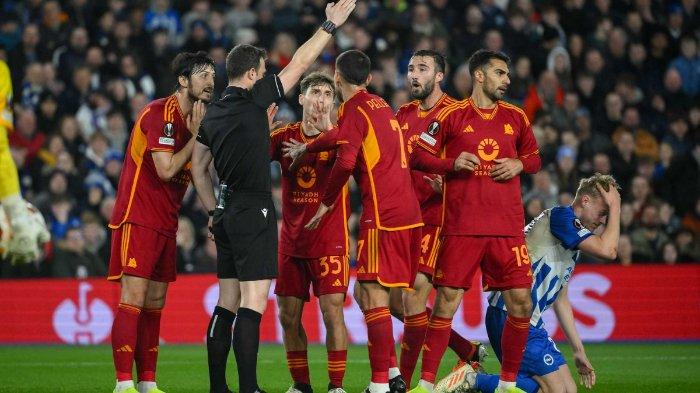 Duel Brighton vs AS Roma pada leg kedua babak 16 besar Liga Europa di Falmer Stadium, Jumat (15/3/2024). Skuad Giallorossi berhak melaju ke perempat final meski kalah di markas tim Premier League, di sisi lain keberhasilan skuad De Rossi ke babak berikutnya harus diwarnai hujan kartu kuning yang justru berpotensi mengancam skuad di laga berikutnya.