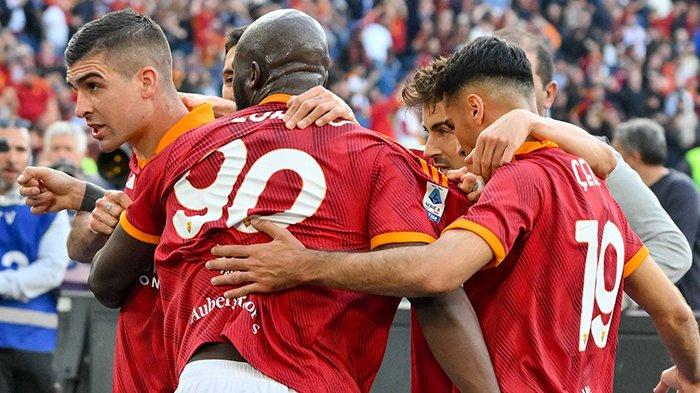 Selebrasi Gianluca Mancini saat mencetak gol untuk AS Roma pada Derby della Capitale melawan Lazio, di Stadion Olimpico, Sabtu (6/4/2024). (Twitter / @OfficialASRoma)