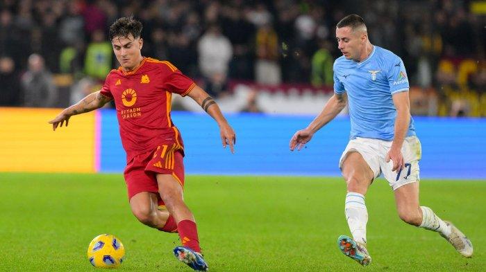 Duel pemain AS Roma melawan Lazio dalam pertandingan Liga Italia Serie A bertajuk Derby della Capitale di Stadio Olimpico, Senin (13/11/2023).