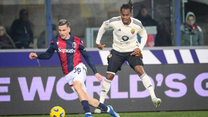 Duel pemain AS Roma, Renato Sanches melawan skuad Bologna dalam pertandingan Liga Italia Serie A pekan 16, Senin (18/12/2023). Begini alasan Jose Mourinho hanya memainkan gelandang asal Portugal tersebut selama 20 menit saja.