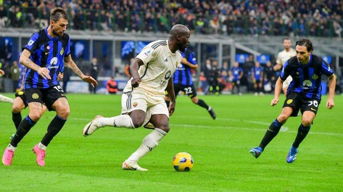 Duel pemain AS Roma, Romelu Lukaku dengan skuad Inter Milan dalam laga Serie A Liga Italia pekan 10 pada Jumat (30/10/2023). Simak alibi Jose Mourinho saat timnya dibekab tuan rumah dengan skor tipis 1-0.