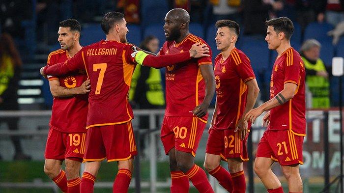 Selebrasi Romelu Lukaku dan para pemain AS Roma ketika merayakan gol ke gawang Brighton, pada leg pertama 16 besar Liga Europa, di Stadion Olimpico, Jumat (8/3/2024). (Twitter / @OfficialASRoma)