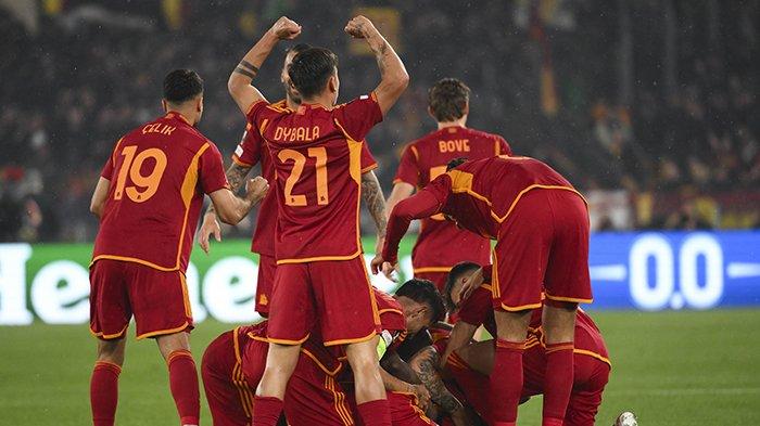 Selebrasi para pemain AS Roma ketika merayakan gol pada pertandingan melawan AC Milan, leg kedua perempat final Liga Europa, di Stadion Olimpico, Jumat (19/4/2024). (Twitter / @OfficialASRoma)