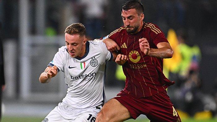 Gelandang Inter Milan, Davide Frattesi berduel dengan pemain AS Roma, Bryan Cristante, pada pertandingan giornata 8 Liga Italia di Stadion Olimpico, Senin (21/10/2024).