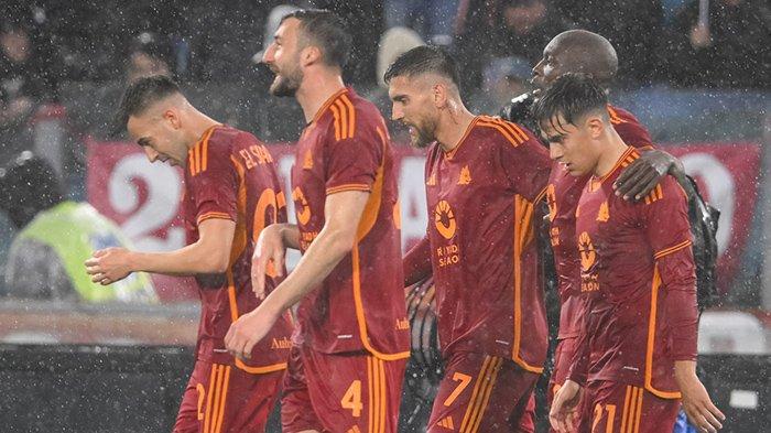 Selebrasi para pemain AS Roma ketika merayakan gol ke gawang Inter Milan, pada pertandingan giornata 24 Liga Italia Serie A, di Stadion Olimpico, Minggu (11/2/2024).