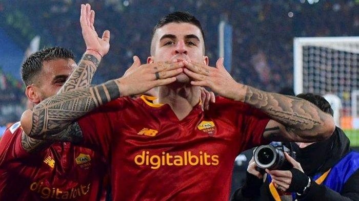 Pemain AS Roma, Gianluca Mancini - Bek andalan Giallorossi ini mengalami cedera saat memperkuat Timnas Italia di laga kontra Makedonia Utara untuk Kualifikasi Euro 2024, Minggu (10/9/2023) WIB. Dia menyusl Lorenzo Pellegrini yang sebelumnya juga dinyatakan cedera, lantas bagaimana nasib skuad besutan Jose Mourinho?